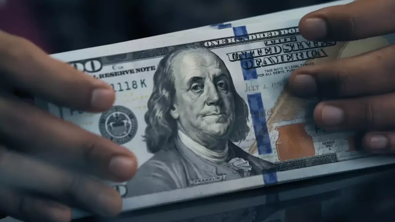 الدولار يسجل أعلى مستوى منذ 2024 وسط تداعيات أزمة النفط العالمية